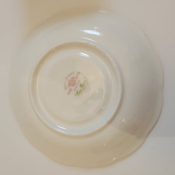 Royal Albert Bone China Tea Cup & Saucer Set Yellow Rose Pattern Gold Trim - Picture 4 of 11